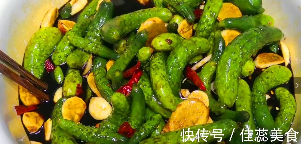 腌黄瓜好吃有秘诀，一天就能吃，香脆爽口又开胃，比吃肉还过瘾