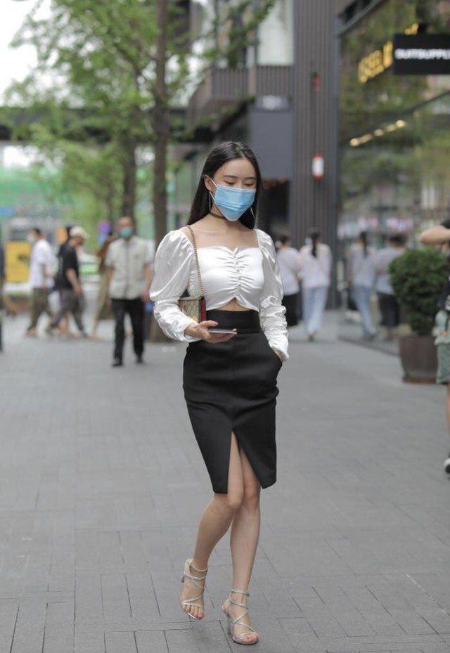 气质|小姐姐银色上衣搭黑色包臀裙,高挑身材气质优雅!