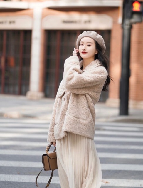 小姐姐|穿搭羊羔毛外套怎么穿出高级感?掌握这几套穿搭法则,好看又减龄!