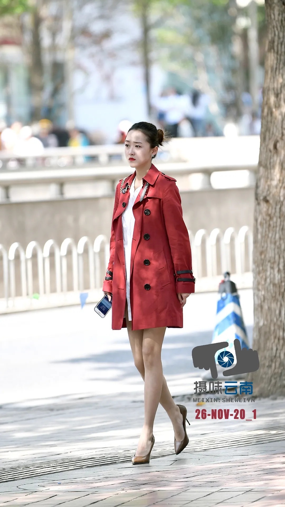 风衣|街拍:恋上风衣恋上冬,一件温暖又美丽的风衣,赐予我们勇敢力量