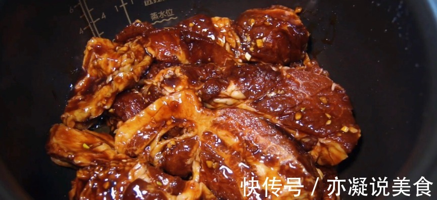 叉烧肉的家庭做法,先腌后焖,不加水不加油,鲜嫩多汁,香气四溢