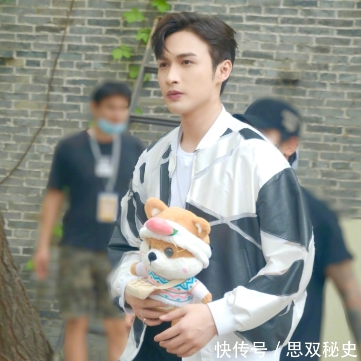 黄明昊 《拜托了冰箱》轰趴海报官宣,路透有赵丽颖吴磊,张彬彬心情大好