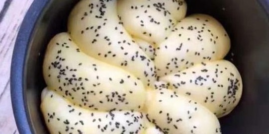 一碗面粉，2个鸡蛋，不用烤箱，一个电饭锅就可以做出美味的面包