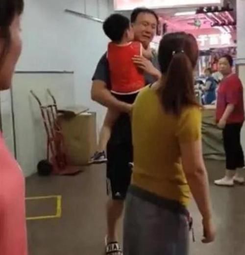 父母|一位爸爸在商场里抱着孩子边走边哭,路人自觉为他让路