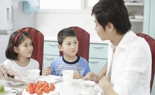 二宝|哥哥“逗”刚出生的妹妹,妹妹哭了起来,妈妈走近一看气的不行