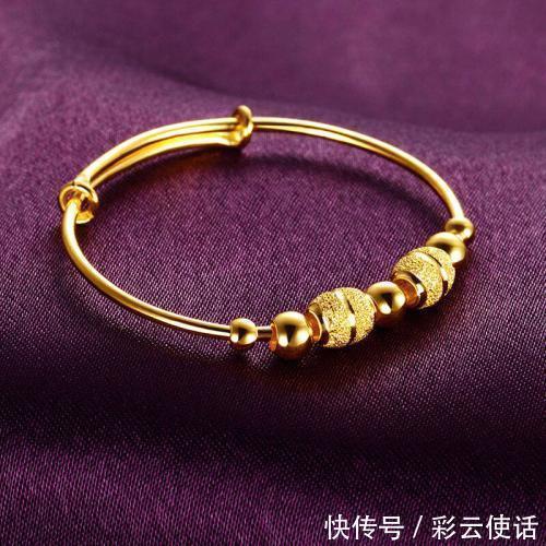 穿搭|有品位的女人,过了40岁佩戴这几款黄金首饰,气质又好看