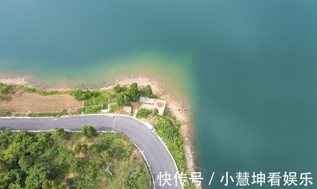 百丈崖水库|航拍济南章丘百丈崖水库，群峰环绕碧荡漾，绿水青山美如画卷