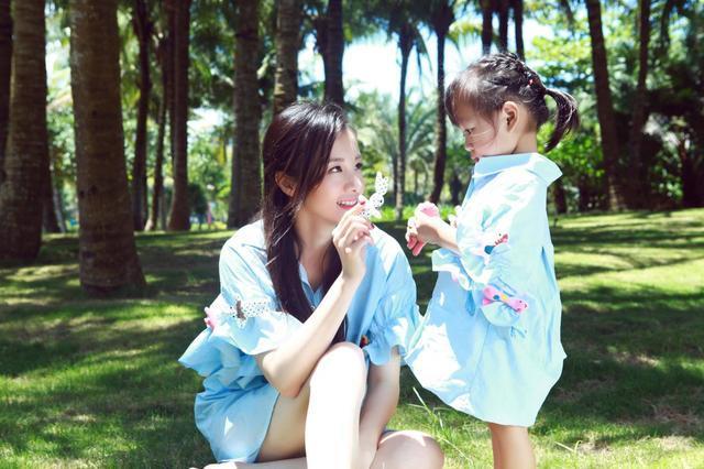 小孩|“妈,你是我爸的结拜兄弟吧”,网友晒爸妈合照,令人哭笑不得