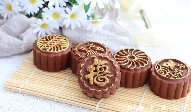  好看|网红黑金月饼的详细做法，好看又好吃，步骤详细包你会