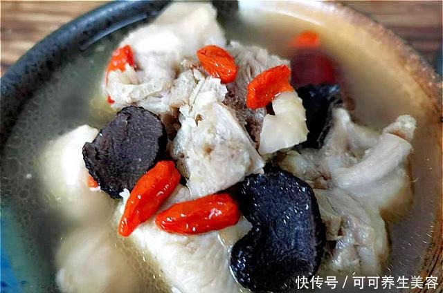 炖鸡汤时,有人先焯水,有人直接炖,大厨都不对,教你正确做法