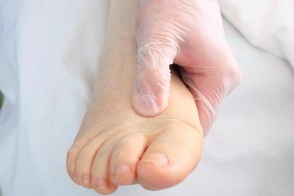 便秘多是拖出来的？内科医生：腿脚若有3“异常”，肠道或已堵死