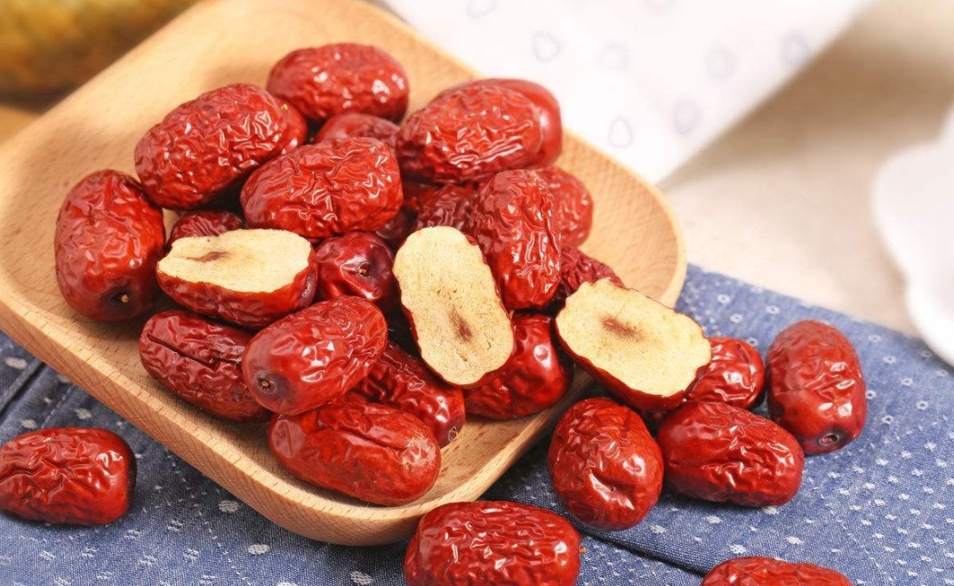 红枣|红枣和它一起泡,睡前喝一杯,气血足了,不失眠了,皮肤细腻光滑