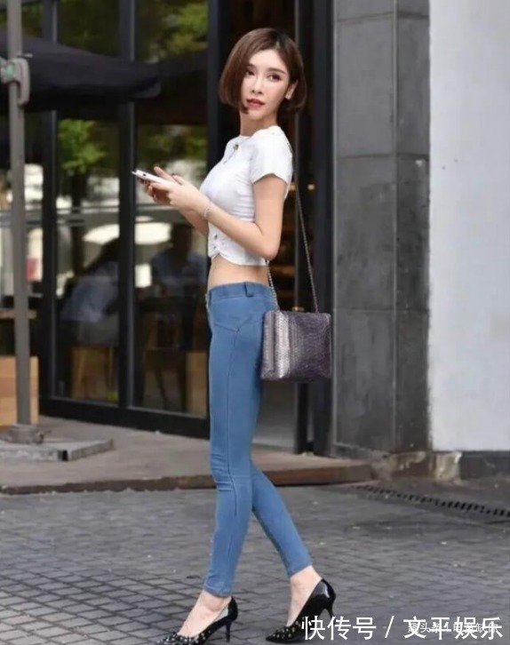 时尚 挺拔的“无痕裤”美女，丰满之余又不显臃肿感！