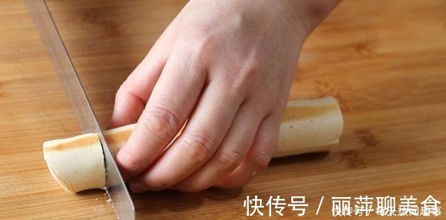 不用烤箱，不用电饭锅，这是用平底锅就能做的蛋糕卷，一次性成功