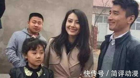 高圆圆回农村,小岳岳回农村,王宝强回农村,谁最接地气呢?