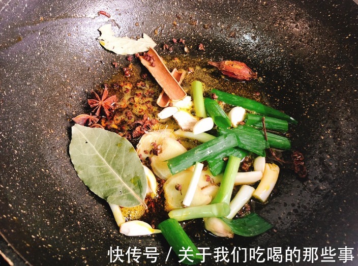 调肉饺子馅，为啥总是又腥又干，很难吃？原来没掌握3个关键技巧