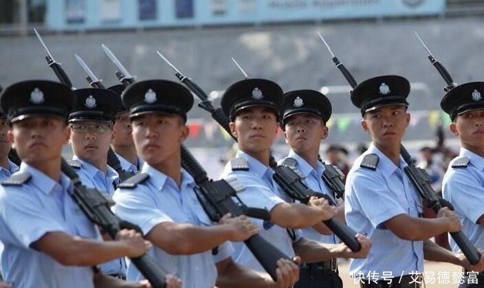 警察队伍,什么级别的警察,才能够穿白衬衫?