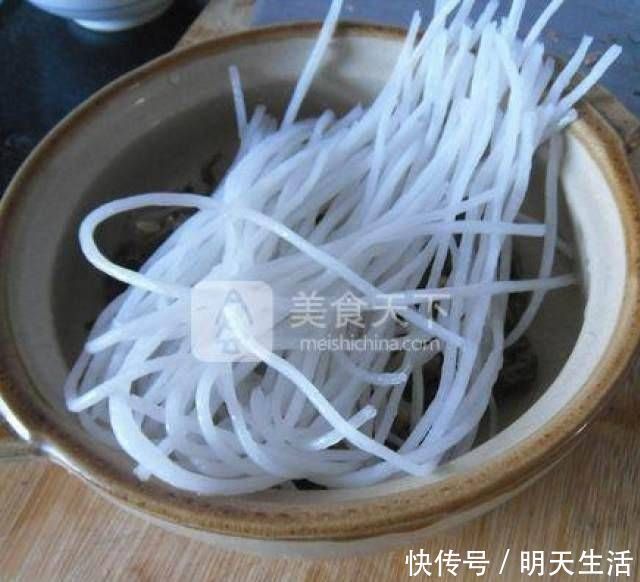 砂锅白菜的最佳食用方法是美味和营养,可以在家里做,太简单了