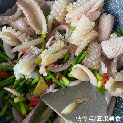可口好上手的蒜苔炒鱿鱼，再也不担心吃不上饭了