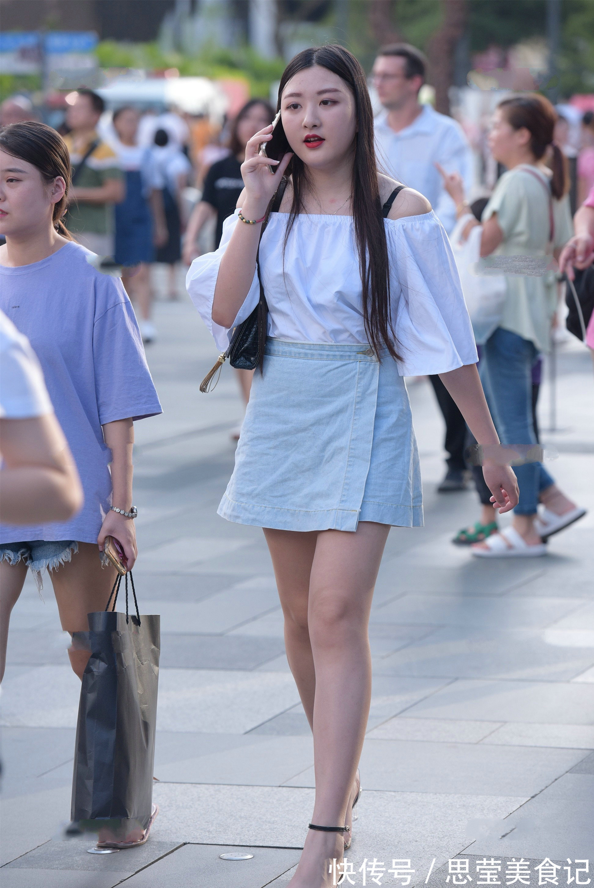 一字肩 白色一字肩搭配蓝色裙子,看起来可爱又有活力