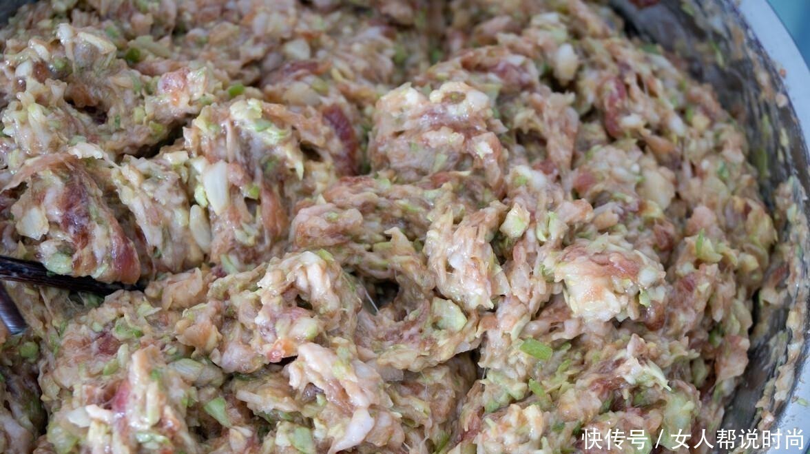 拌饺子馅，加生油还是熟油教你正确做法，别加错了，味道差很多