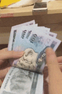 |搞笑GIF:哈哈哈哈妹子都捂着脸笑了,看来这的确很搞笑