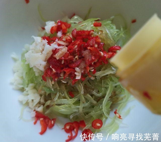 凉拌莴笋丝|凉拌莴笋丝,脆脆的,适合炎热的夏天!