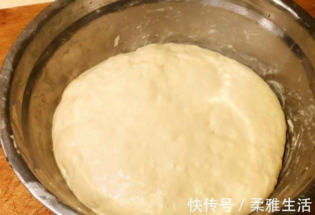 面食|炸油条传统做法，不放泡打粉也不加小苏打，油条个个香酥蓬松健康