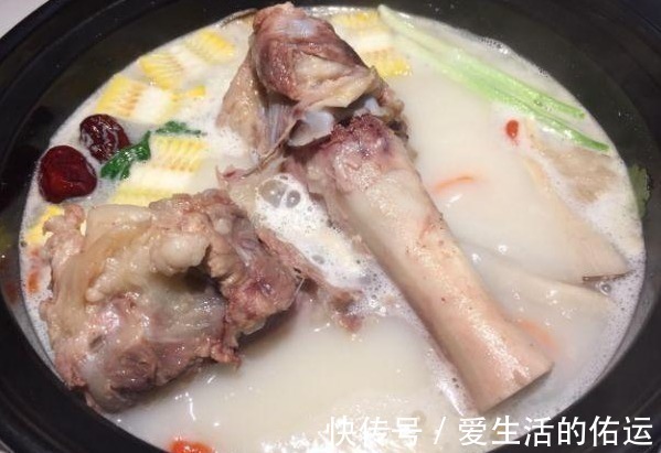 炖骨头汤，只放3个料就够了，炖好后汤白不黑，鲜美不腥不油腻