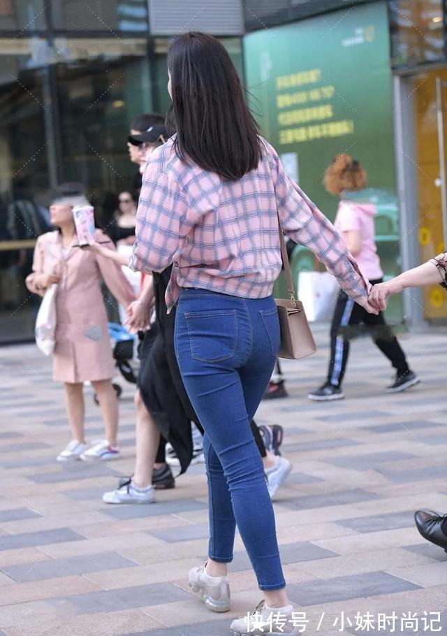 复古风|格子衬衣、牛仔裤,这样的穿搭虽然很复古,但是也很亮眼