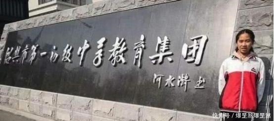 14岁中学生为学校题写校名，字迹潇洒飘逸，老师见了自愧不如！