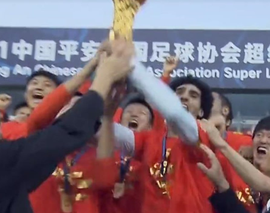 費(fèi)萊尼|捧杯時(shí)刻！費(fèi)萊尼與鄭錚共同捧起山東泰山冠軍獎(jiǎng)杯