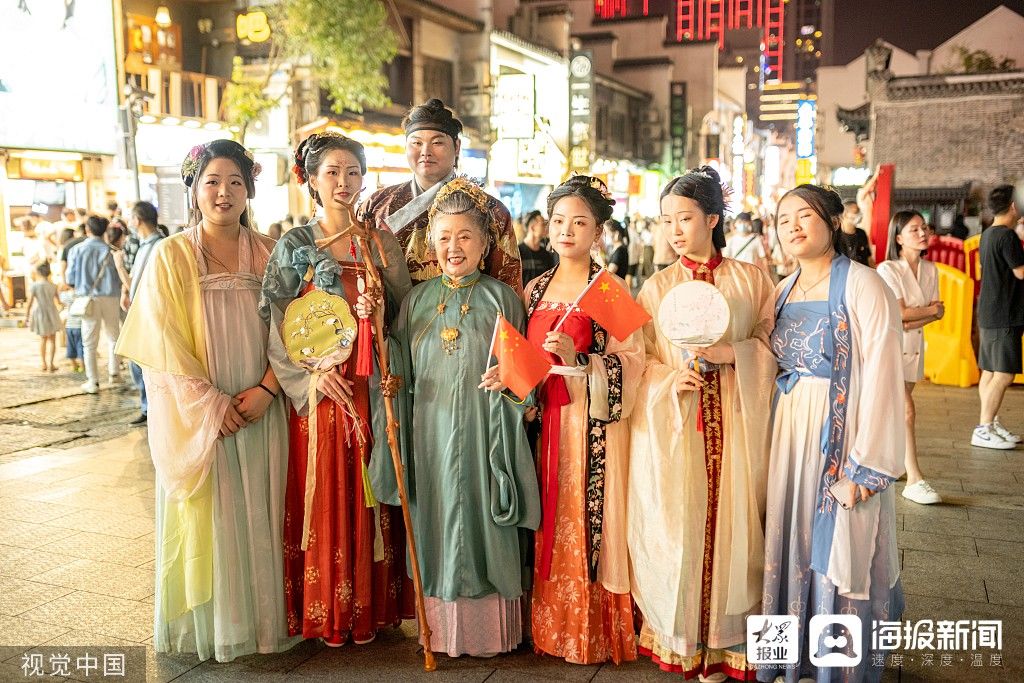 爱好者@“汉服奶奶”亮相长沙街头弘扬传统文化圈粉无数