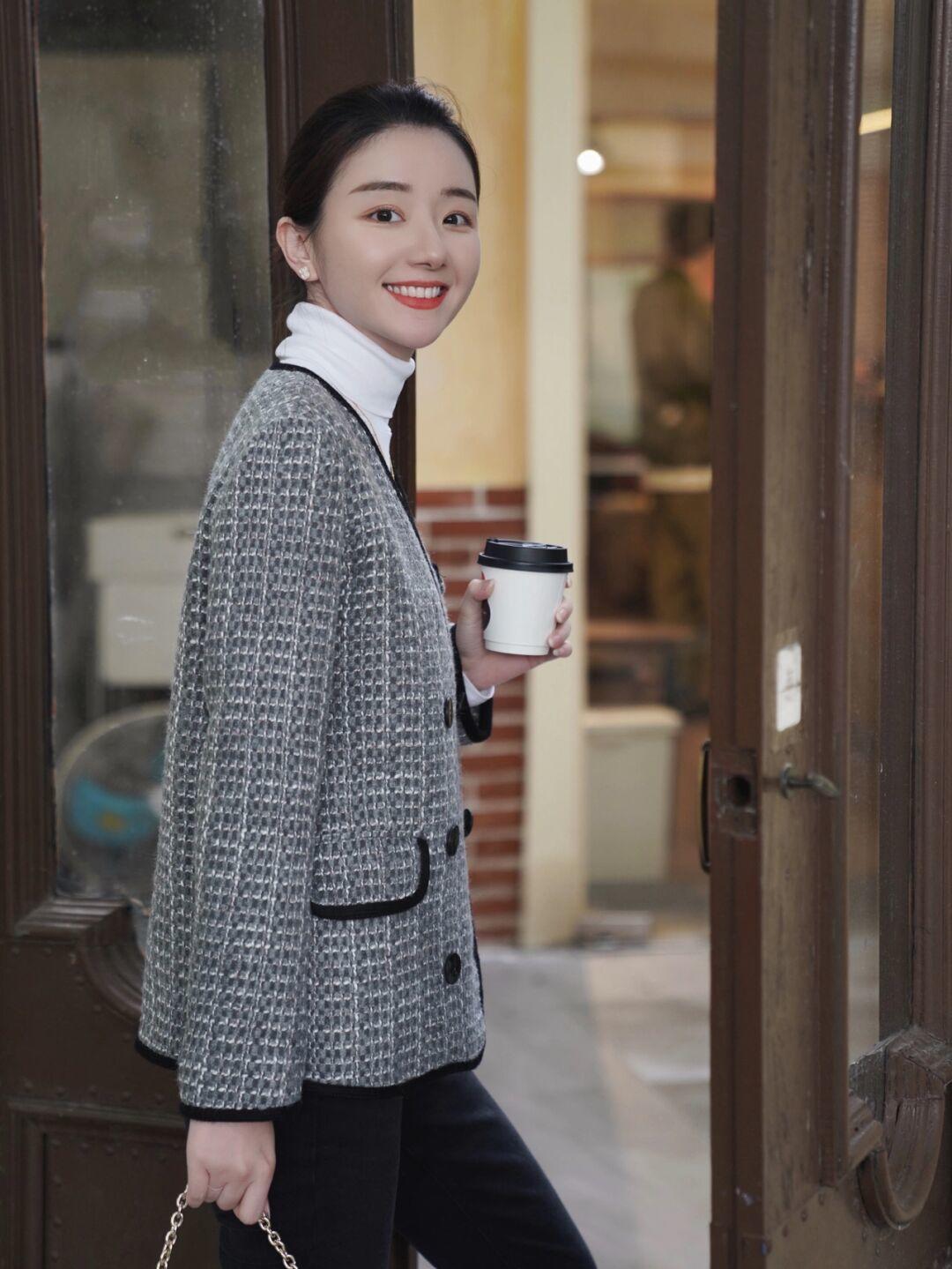 高级感 春天不知道怎么穿?小香风外套这样搭,普通人也能美出明星范