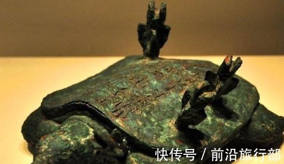 来历@老农钓鱼钓起一“乌龟”,背上插着4支箭,专家此物来历不简单!