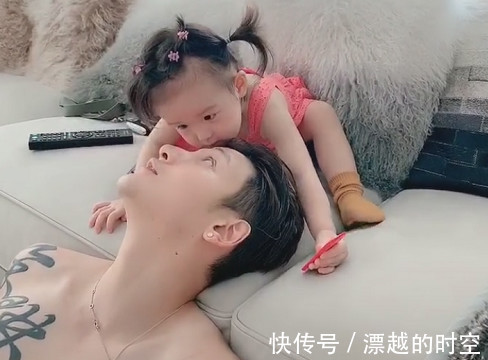 小情人|奶爸被小情人“小鸡啄米”火了,网友娃好可爱,好想抱抱她爸爸