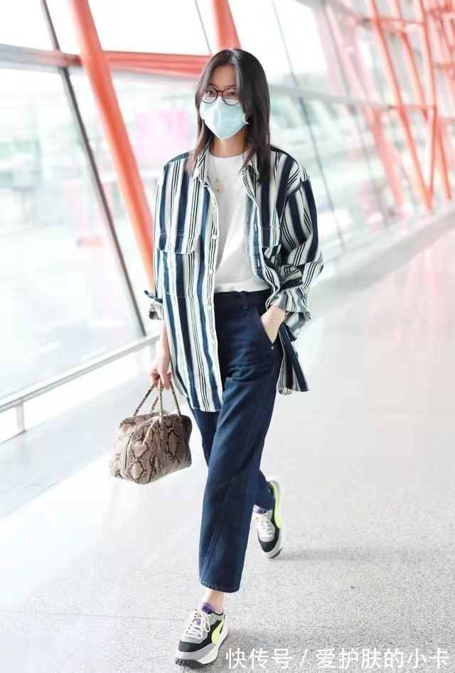 身材比例|超模也会乱穿衣,刘雯长T恤配碎花裙,178穿出55分,全靠气质取胜