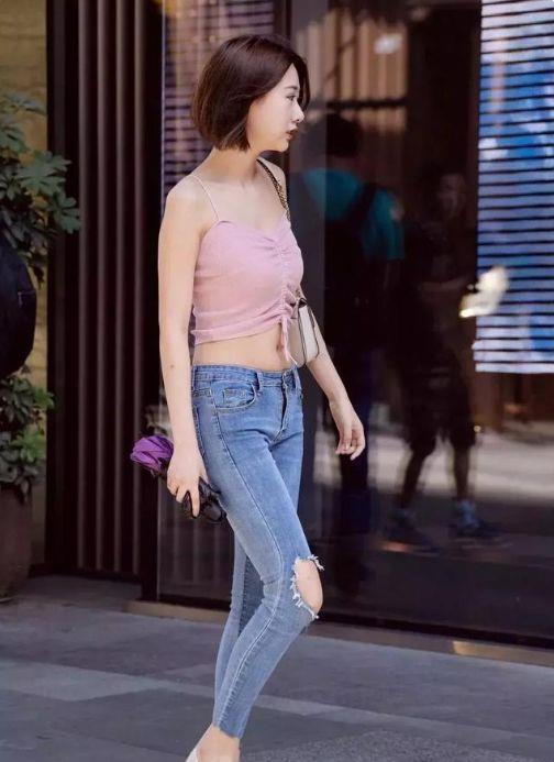 吊带裙|长款的灰色吊带裙,版型轻松随意,穿在身上更显洒脱感