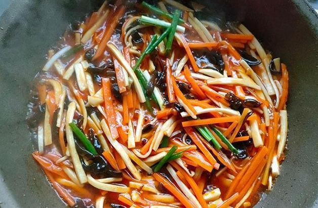 这菜我家隔2天准炒一盘,浇上料汁鲜香下饭,简单营养又好做