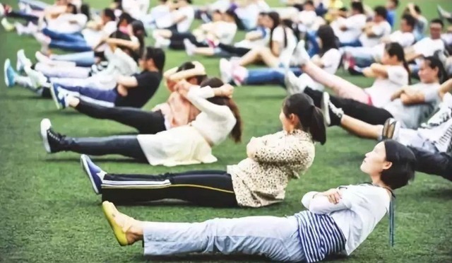 大学期间|大学生“晒被子”方式火了,花样百出创意不断,让人看了忍俊不禁