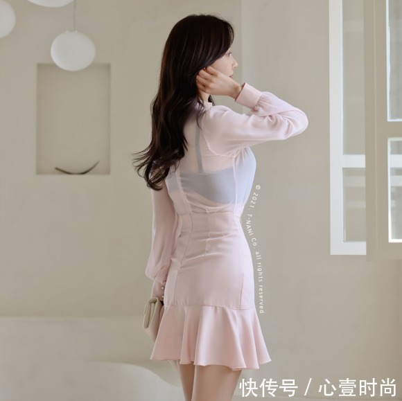 时尚|女神孙允珠时尚搭配:初恋春荷淡雅馨粉微透百褶裙