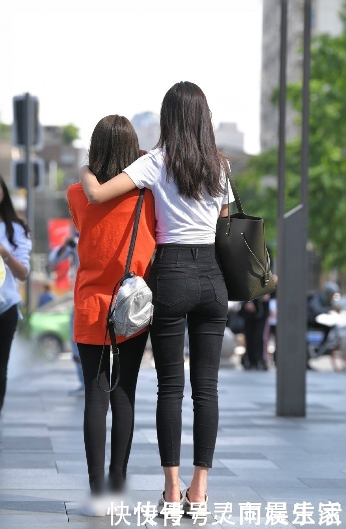 女生们|修身牛仔裤让你展现身材优势,轻松搭配出个性美!