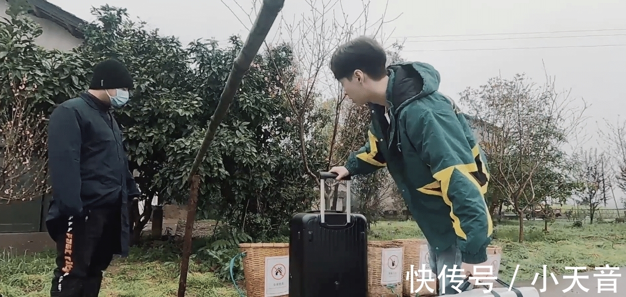 艺兴|张艺兴带5斤生牛肉,骗导演说是音响蒙混过关,黄磊爬窗“偷”食材