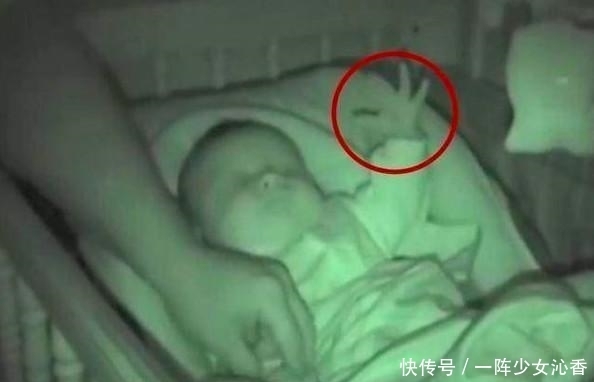 爸妈|爸妈半夜起床拍下有趣一幕,宝宝的双手根本停不下来