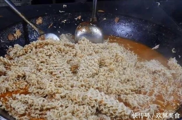 80后中年阿姨自创泡面,一天卖出四大锅,食客吃得直流鼻涕