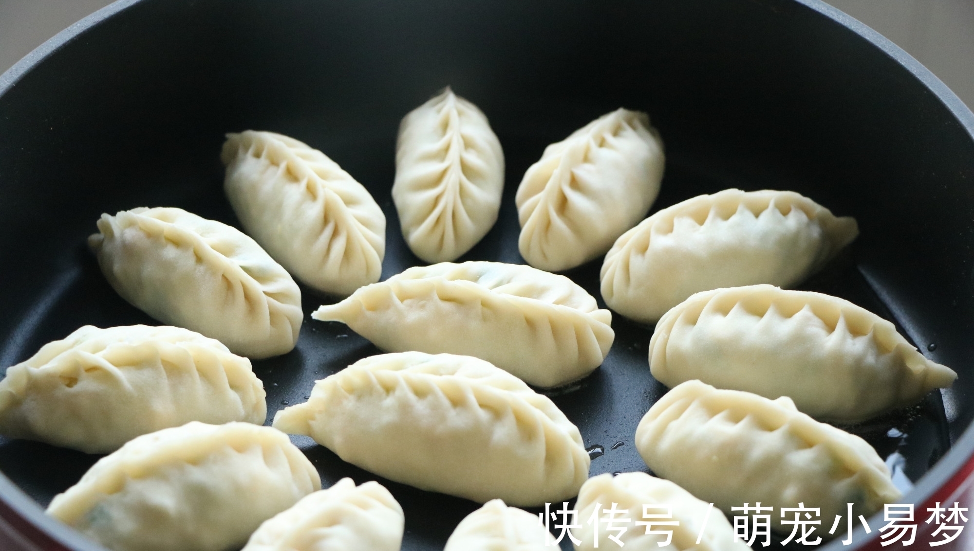 包菜还可以这样吃，皮薄馅大，金黄酥脆，一人吃一盘都不腻，香！