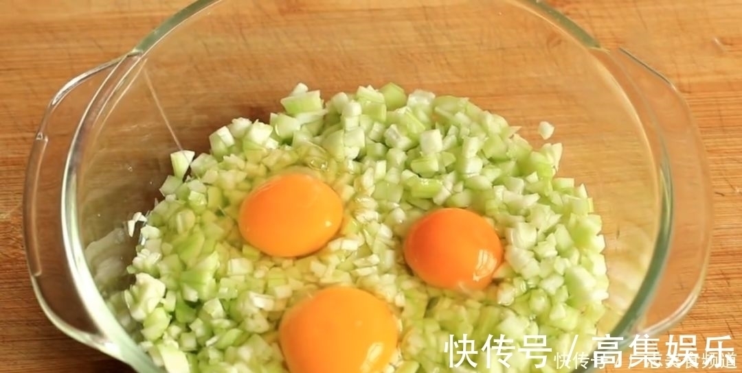 电饼铛|一根丝瓜,3个鸡蛋,筷子一搅,10分钟做出营养美味的早餐饼