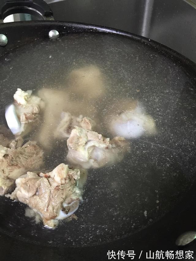 骨头|面馆骨头汤里加了什么？喝起来特别香浓，多方打听，我才知道原因