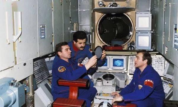 和平号空间站丨星空探索的先驱，逐梦太空的传奇