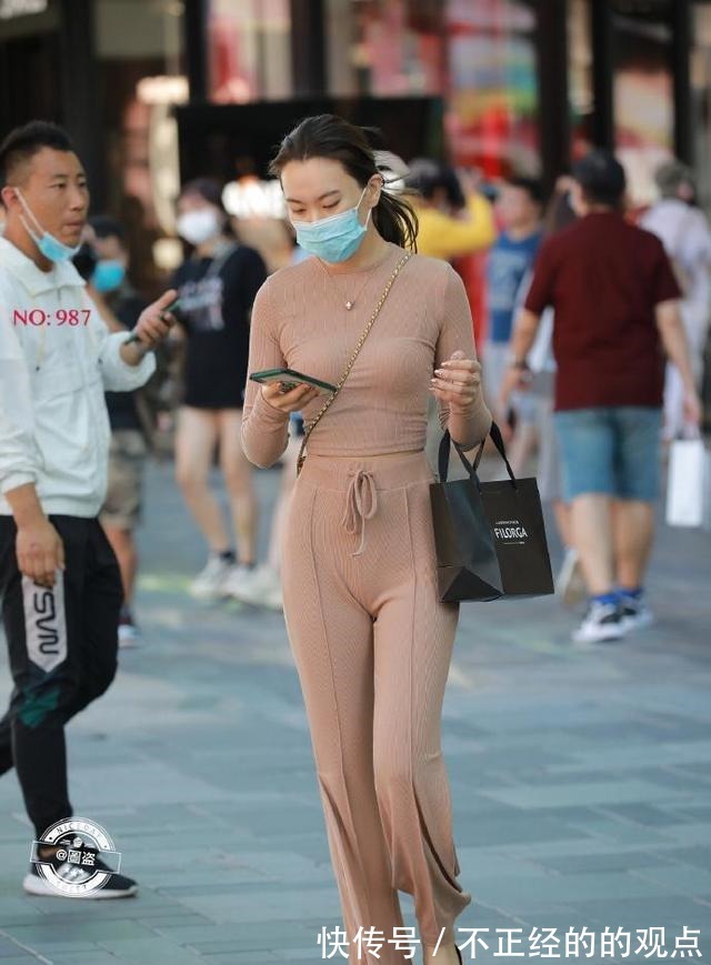 皮质 文艺清新的打底裤穿搭更加吸睛夺目,开启优雅靓丽模式,清凉大气